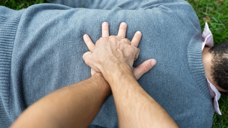 Reanimation: Mann erhält Herzdruckmassage